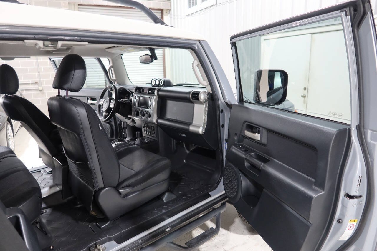 Used 2014 Toyota FJ Cruiser 4WD w/ Convenience Package image 12