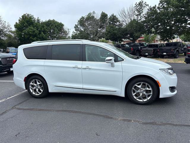 Used 2018 Chrysler Pacifica Limited FWD image 2