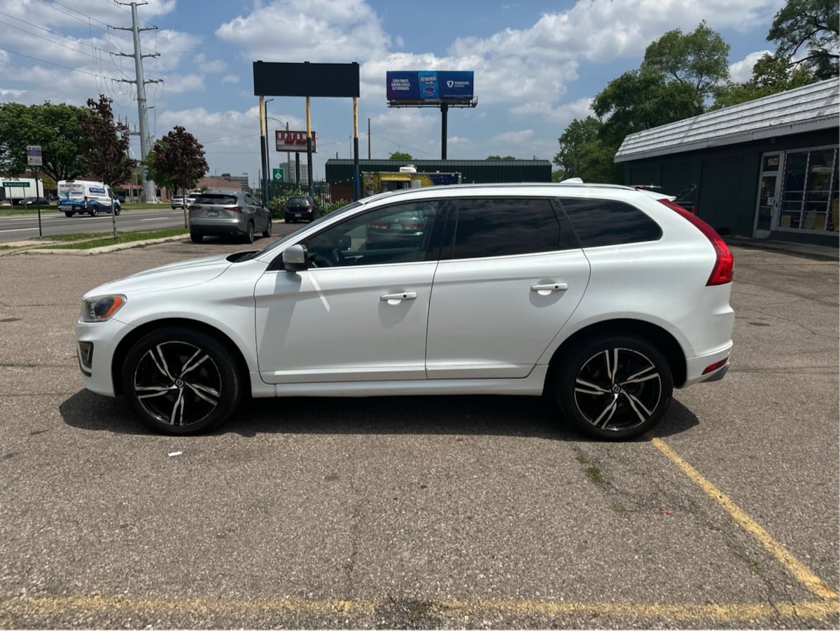 Used 2018 Volvo XC90 T6 Momentum w/ Convenience Package AWD/4WD image 3