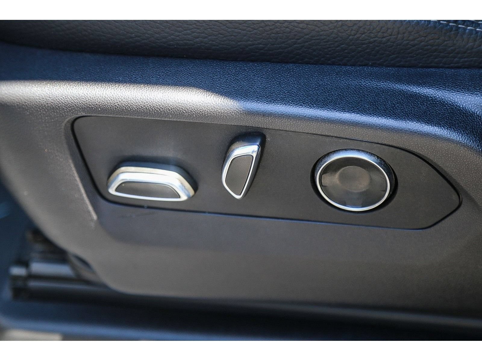 Used 2025 GMC Yukon XL Denali AWD/4WD image 18