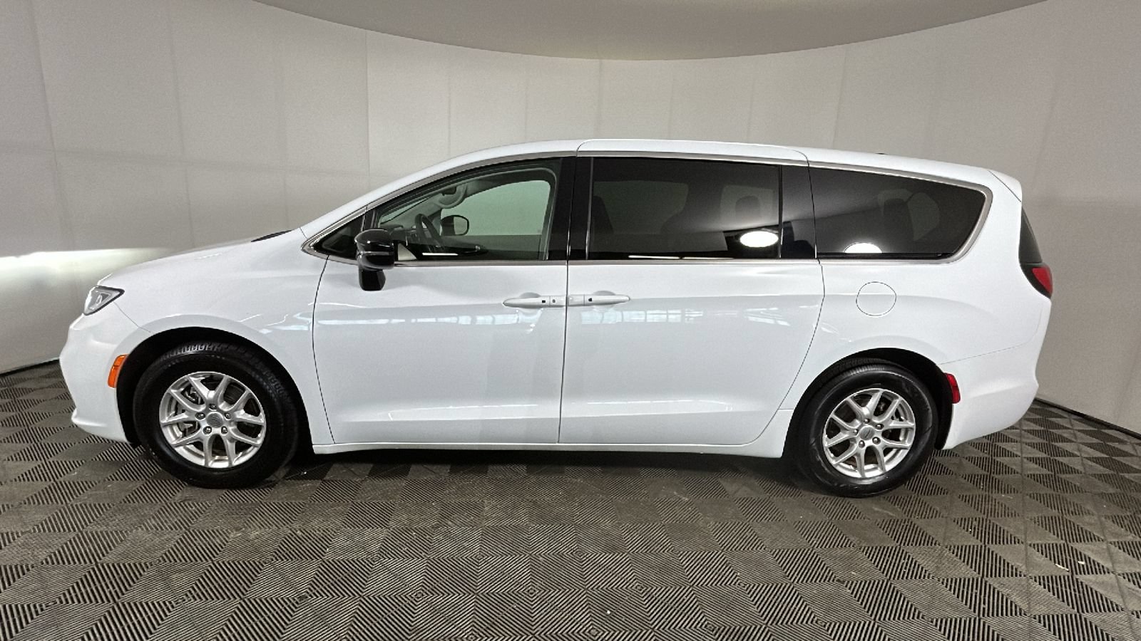 Used 2024 Chrysler Pacifica Touring-L FWD image 6