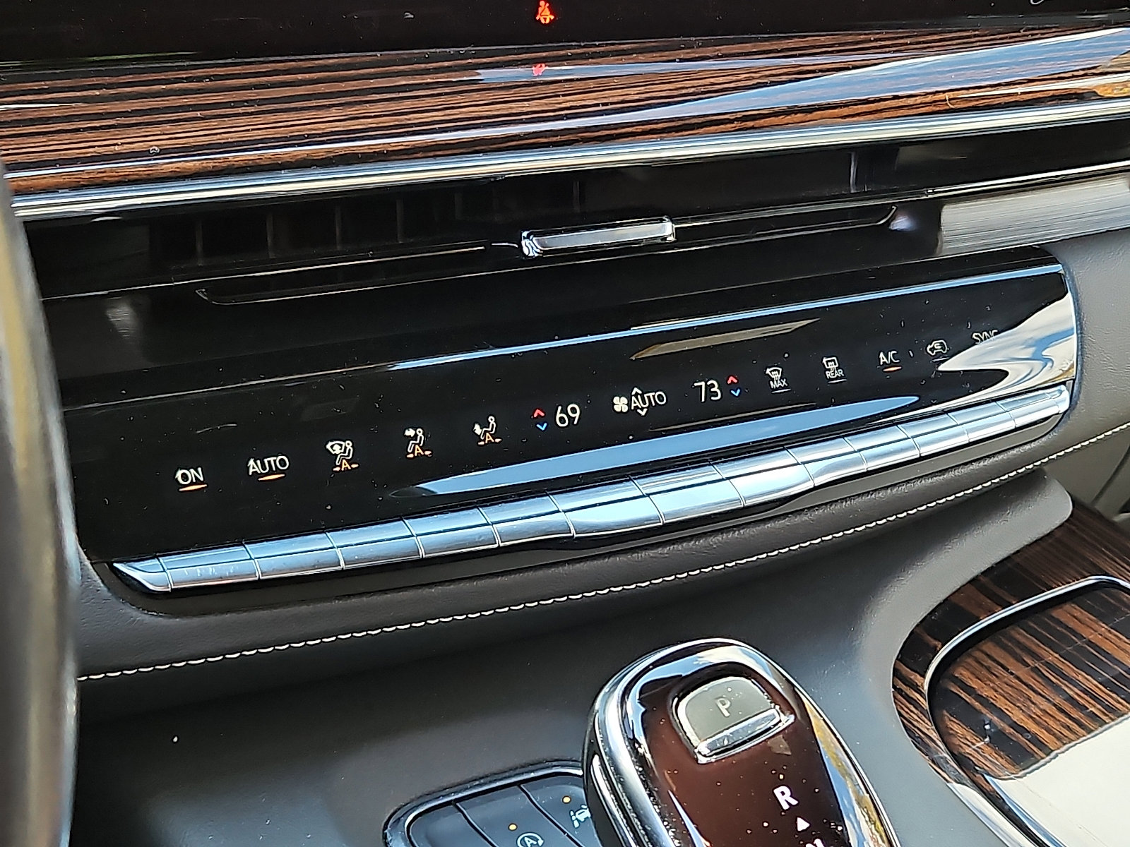 Used 2024 Cadillac Escalade ESV Luxury image 15