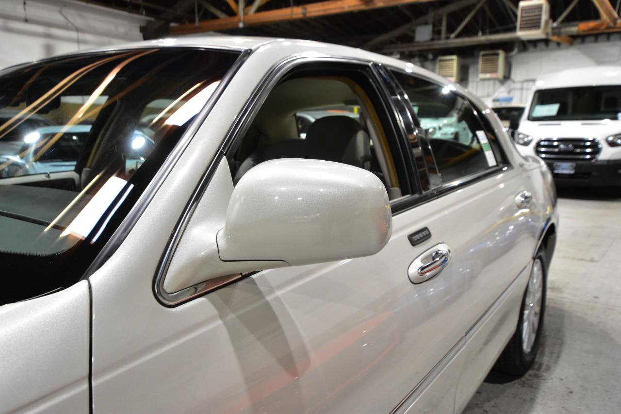 Used 2006 Lincoln Town Car Signature RWD image 40