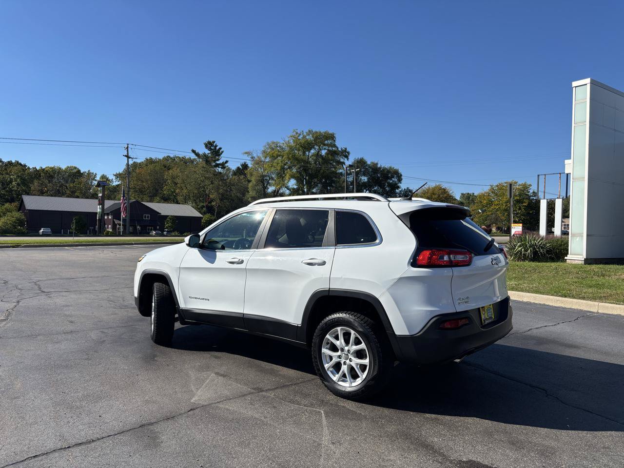 Used 2014 Jeep Cherokee Latitude w/ Cold Weather Group AWD/4WD image 5