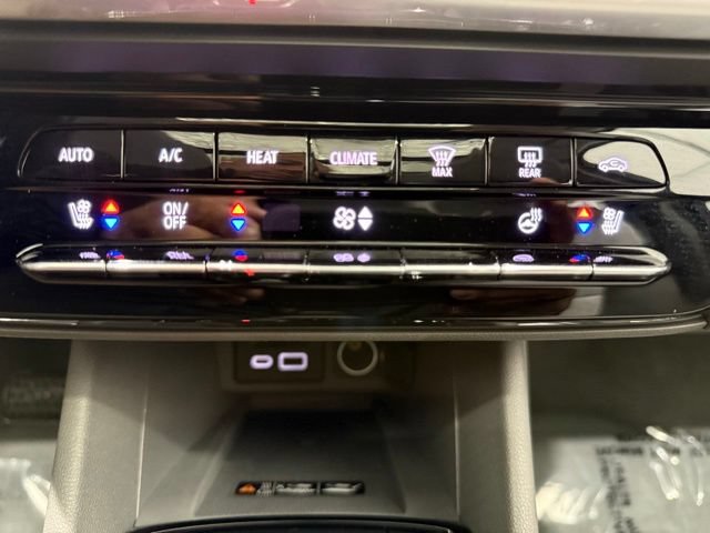 Used 2023 Chevrolet Bolt EUV Premier w/ Sun & Sound Package FWD image 33