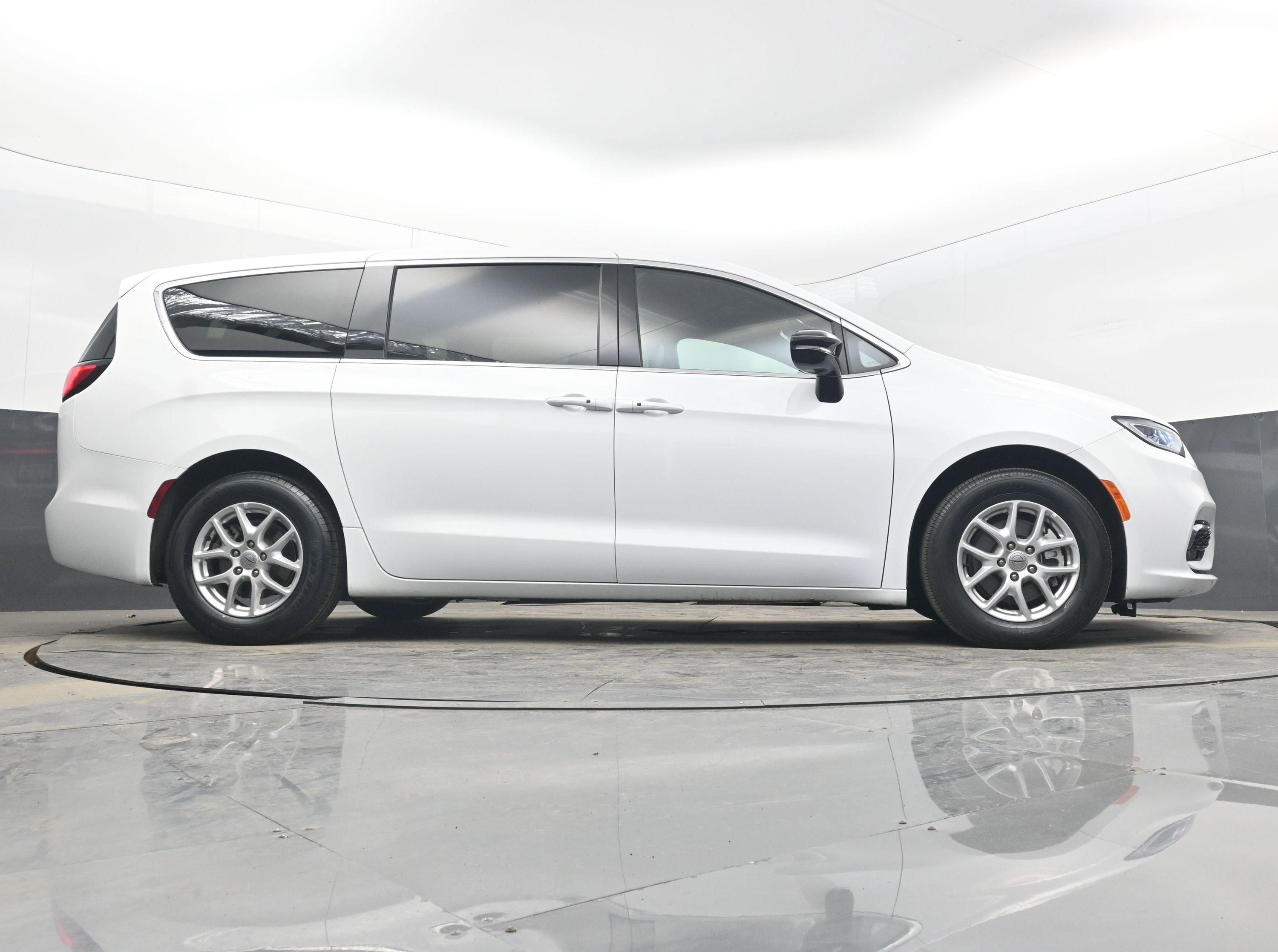 Used 2025 Chrysler Pacifica Select image 25