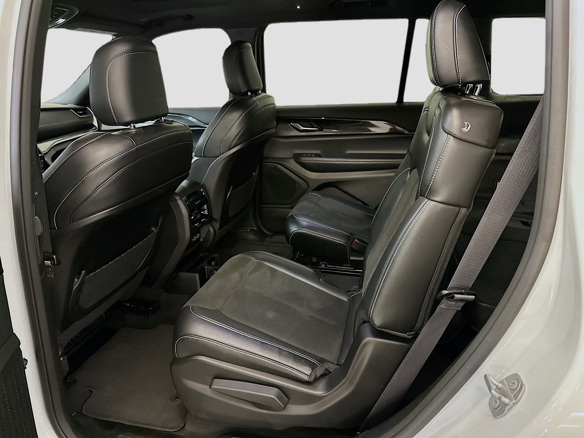 Used 2023 Jeep Grand Cherokee L Laredo image 29