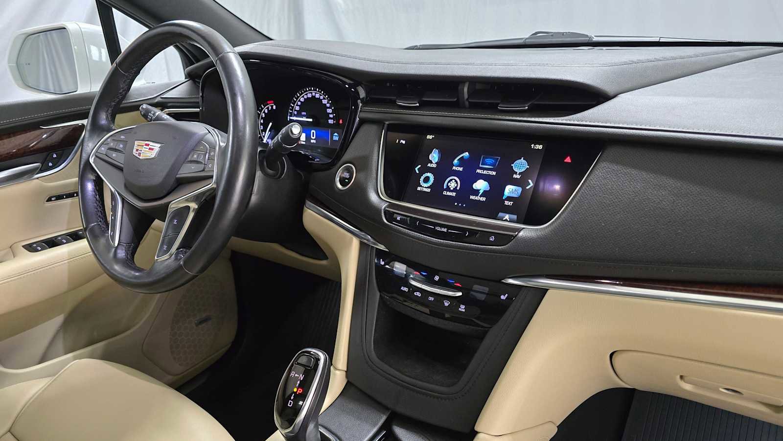 Used 2018 Cadillac XT5 Luxury w/ Driver Awareness Package image 11