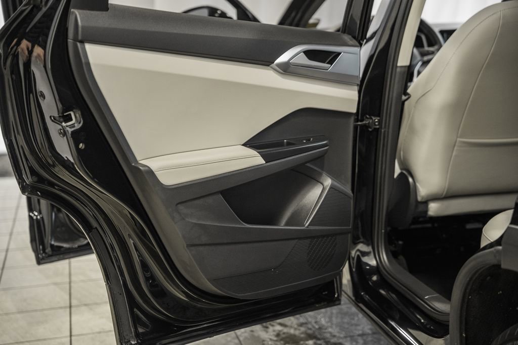 Used 2025 Volkswagen Taos SE w/ Panoramic Sunroof Package image 43