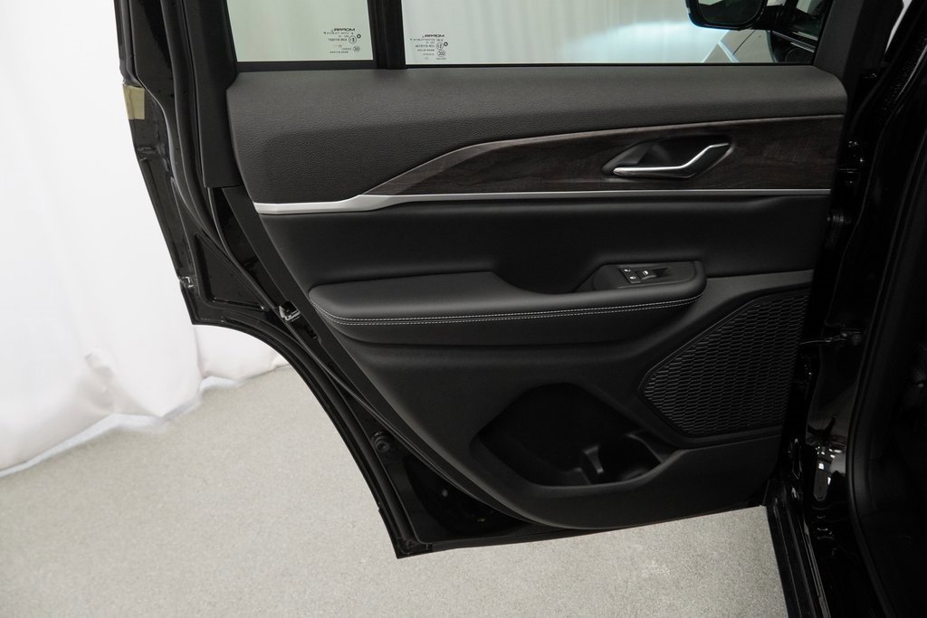 New 2025 Jeep Grand Cherokee Limited w/ Trailer Tow Package image 30