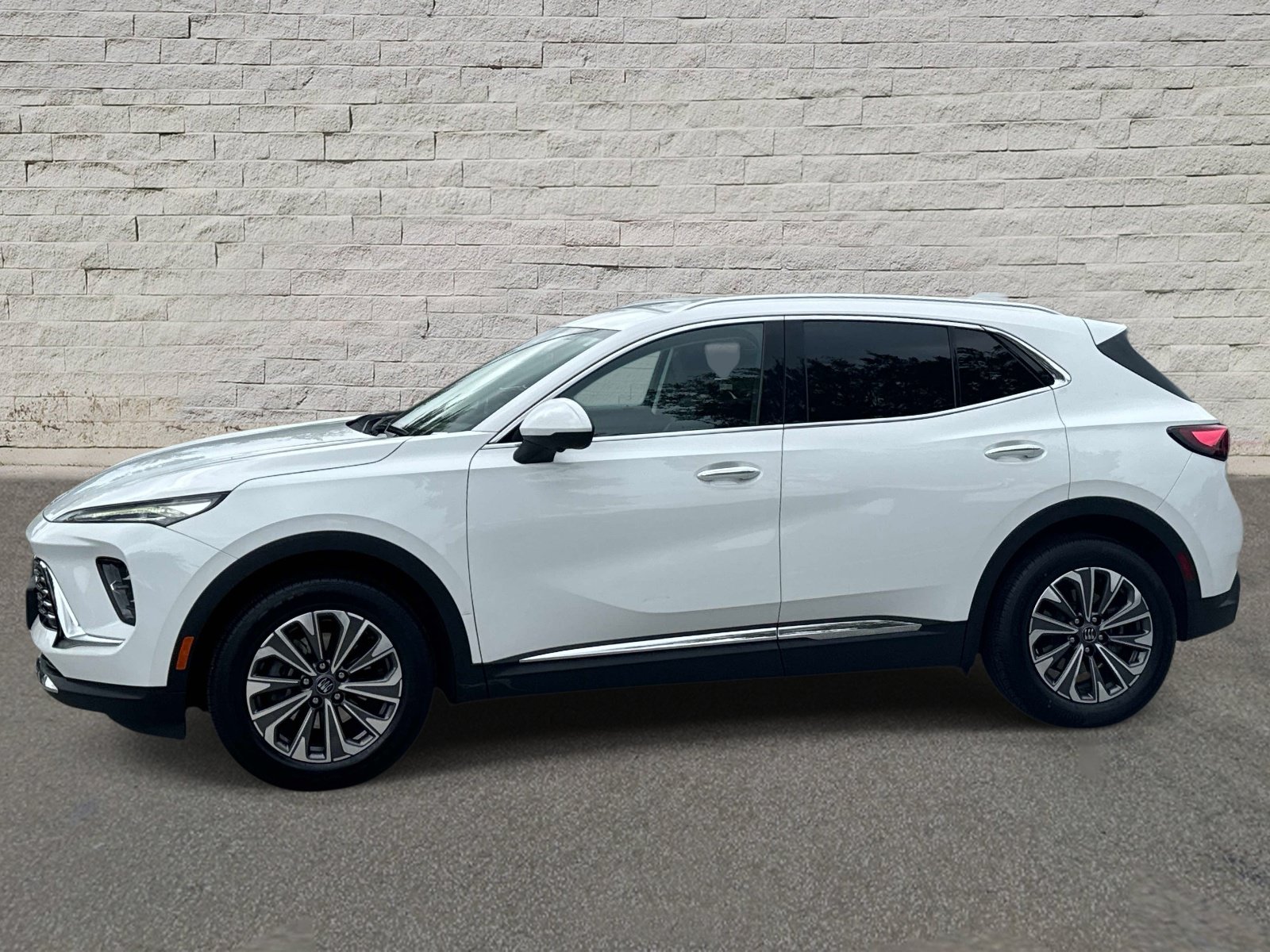Used 2025 Buick Envision Preferred AWD/4WD image 2