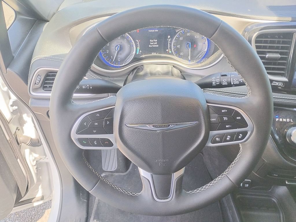 Used 2025 Chrysler Pacifica Select w/ Uconnect Theater Family Group AWD/4WD image 11