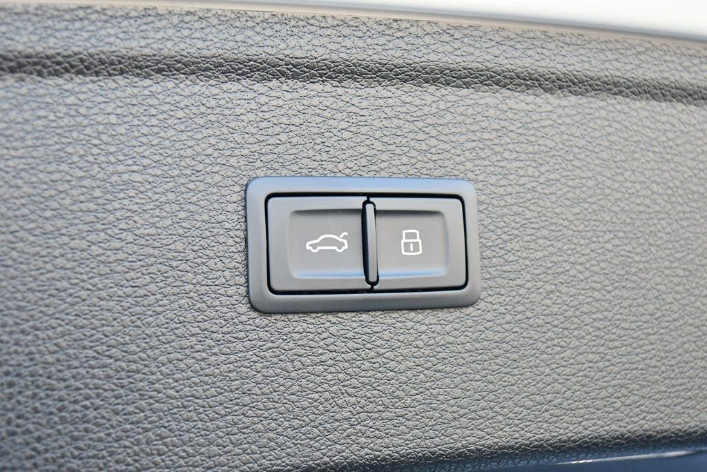 Used 2021 Audi Q5 e Premium Plus w/ Premium Plus Package image 17