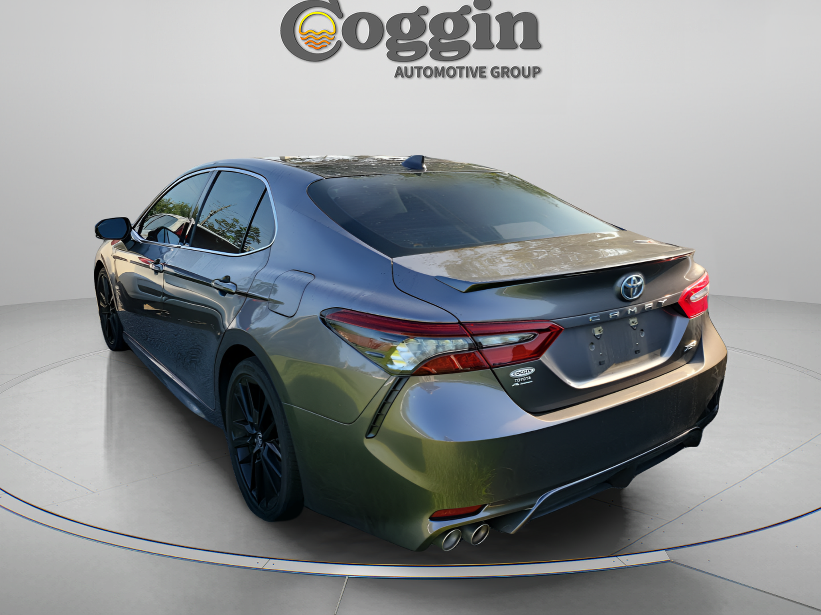 Used 2022 Toyota Camry XSE FWD image 2