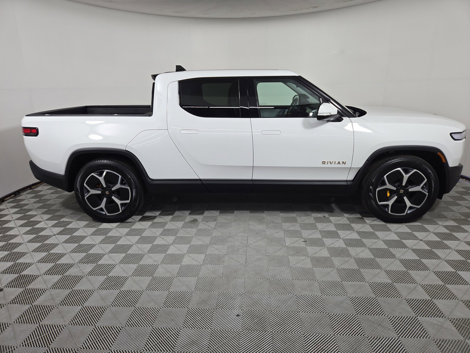 Used 2022 Rivian R1T Adventure image 6
