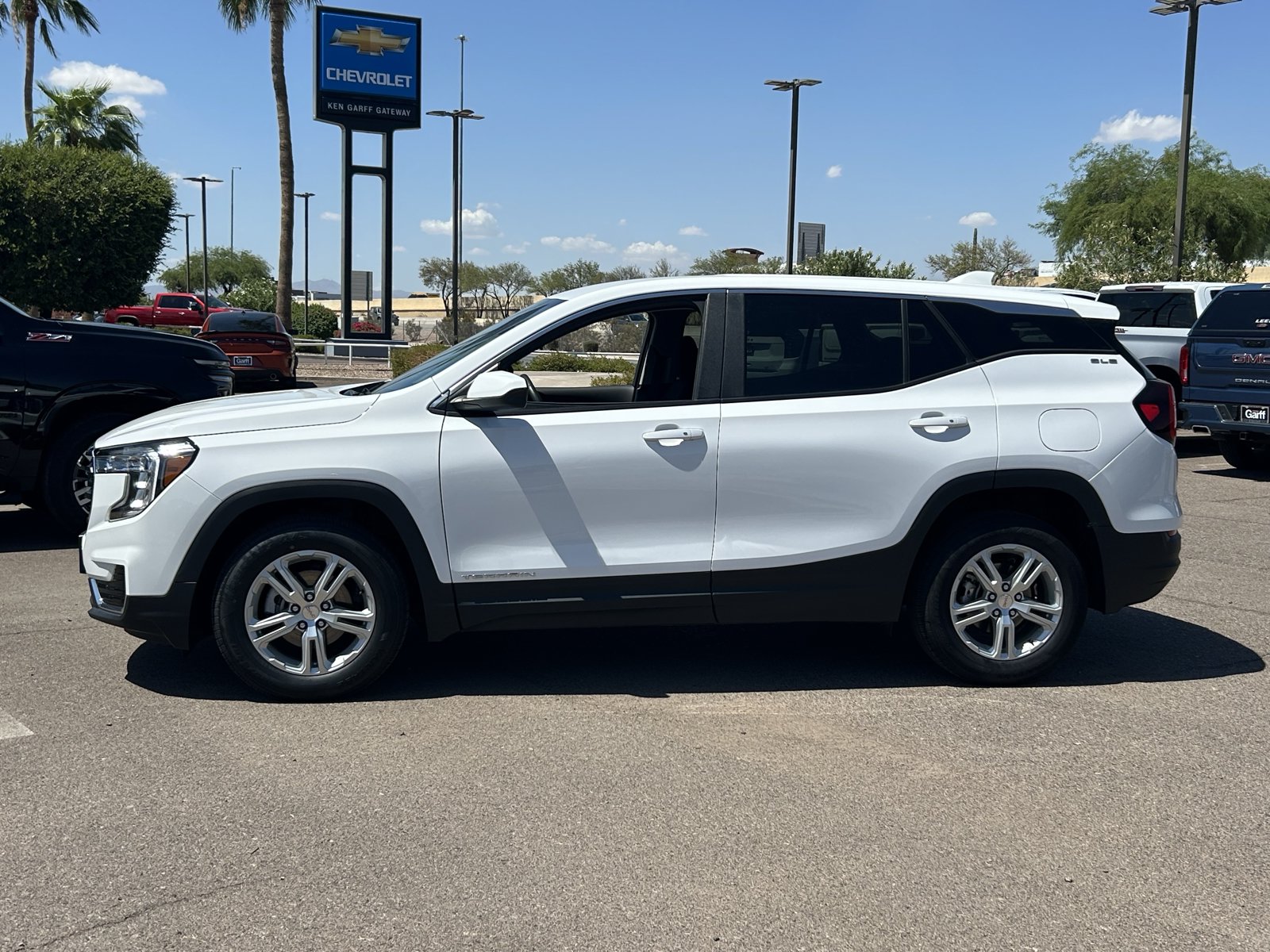 Certified 2024 GMC Terrain SLE FWD image 2