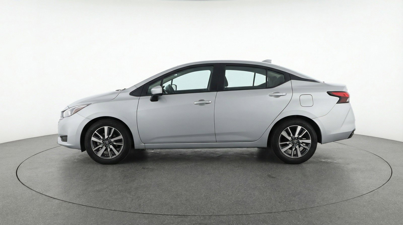 Used 2025 Nissan Versa SV FWD image 5