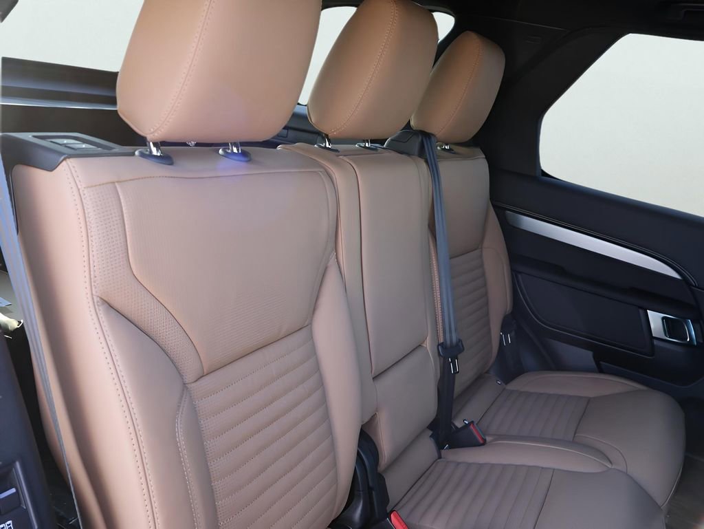 New 2026 Land Rover Discovery Limited Edition image 13