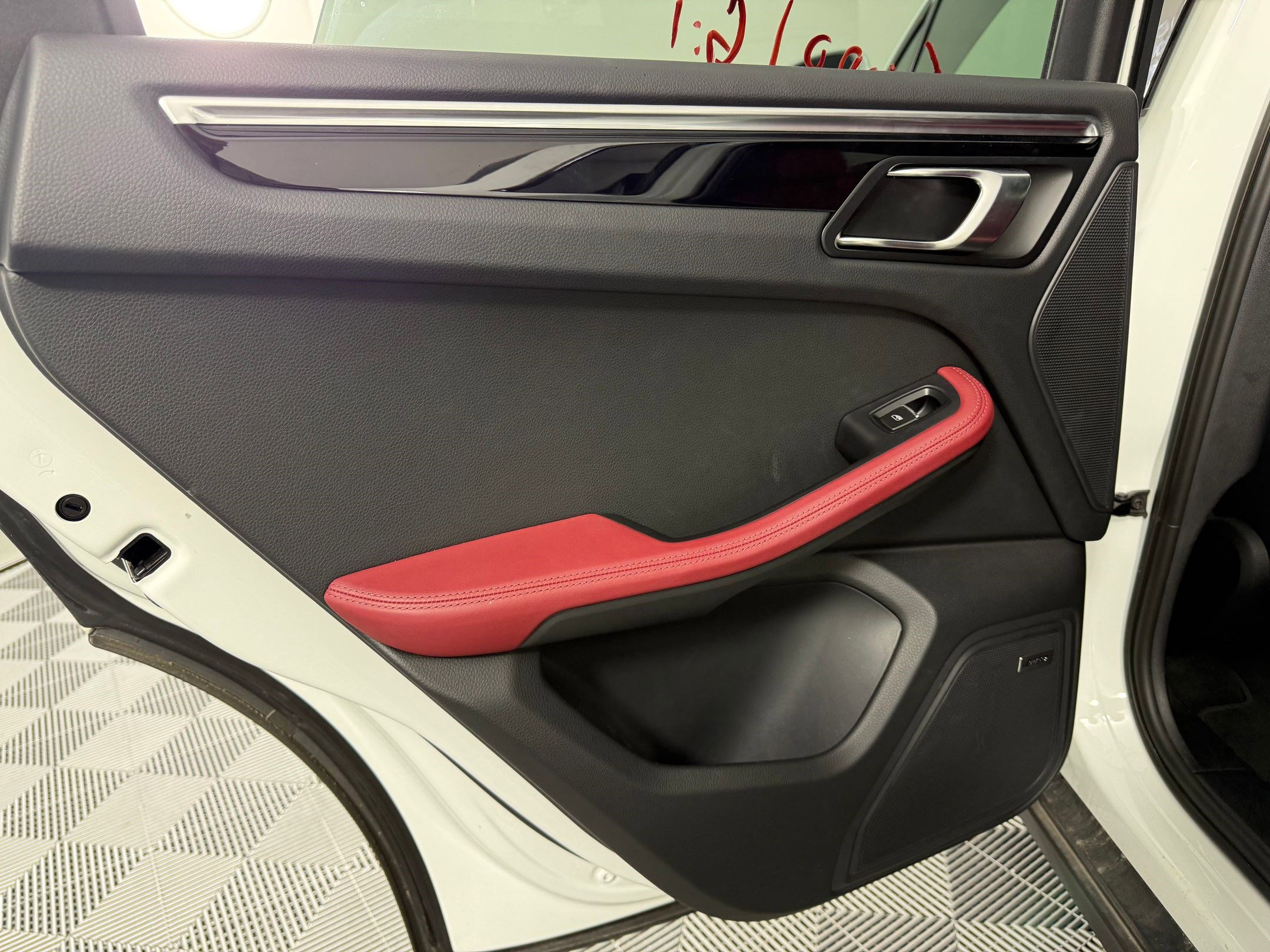 Certified 2022 Porsche Macan image 17