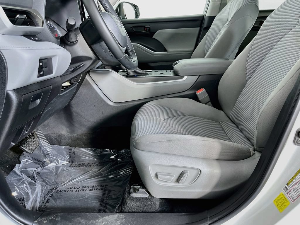 Used 2022 Toyota Highlander LE FWD image 26