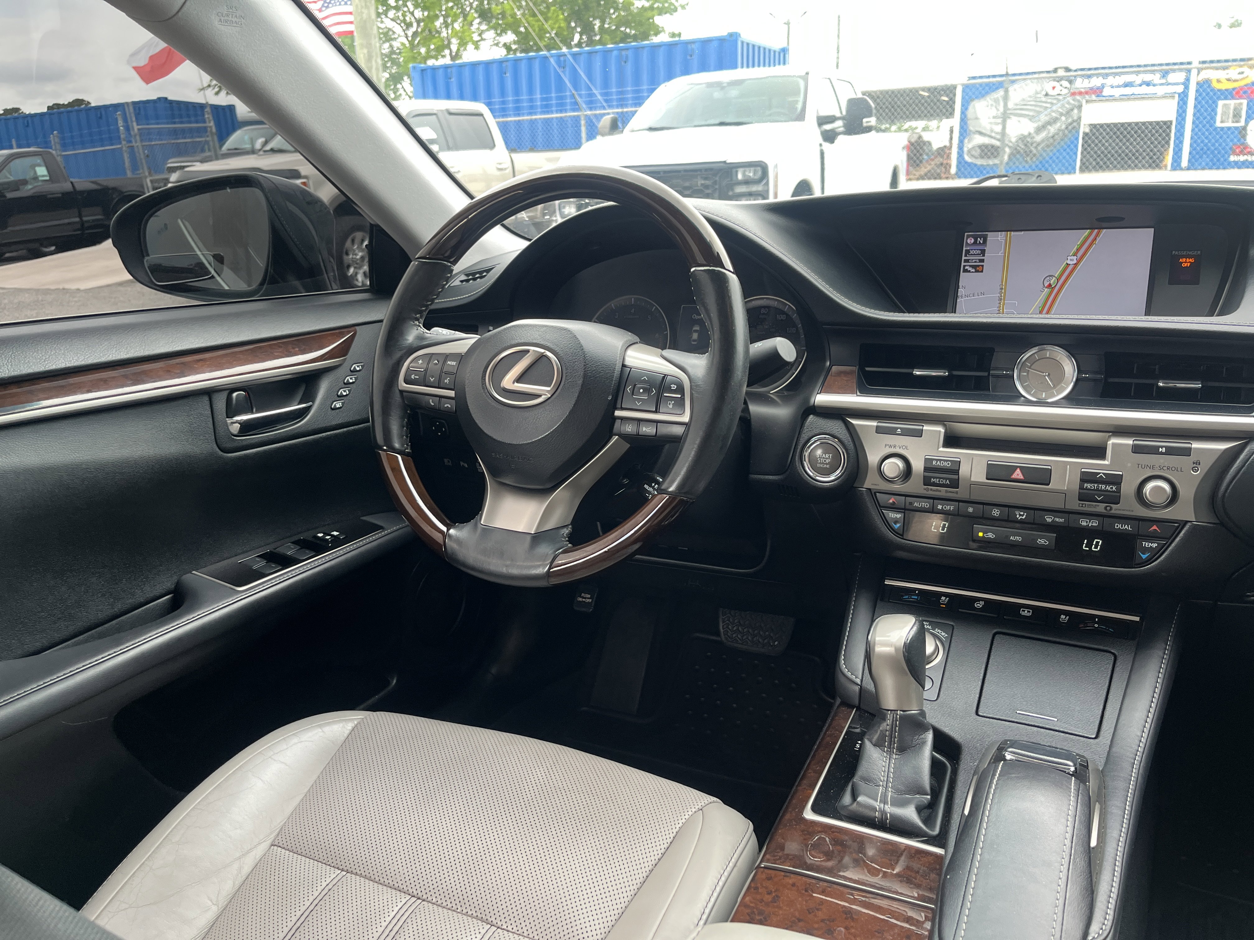 Used 2018 Lexus ES 350 w/ Luxury Package w/Wood Trim FWD image 33