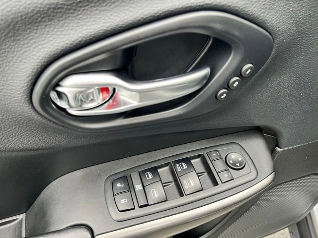 Used 2019 Jeep Cherokee Limited AWD/4WD image 18