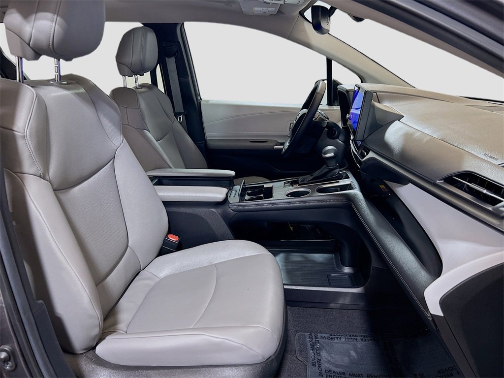 Used 2025 Toyota Sienna XLE image 27