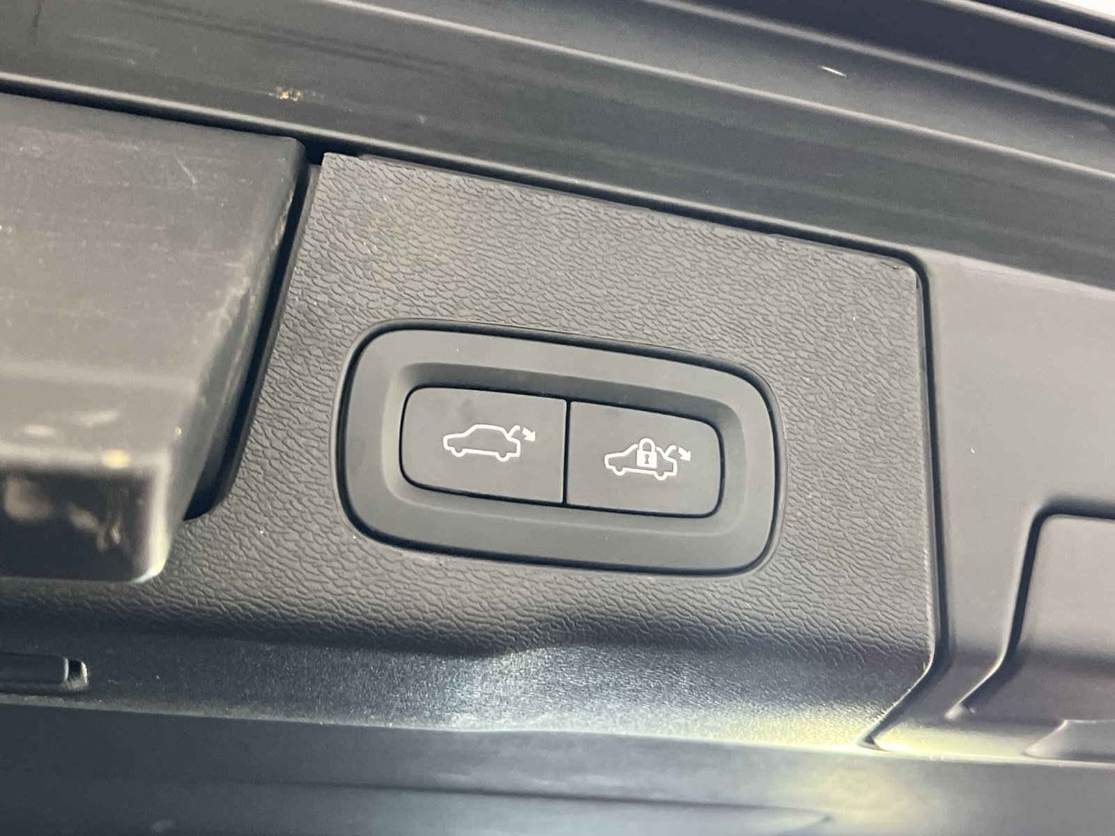Used 2022 Volvo XC60 B5 Momentum w/ Climate Package FWD image 28