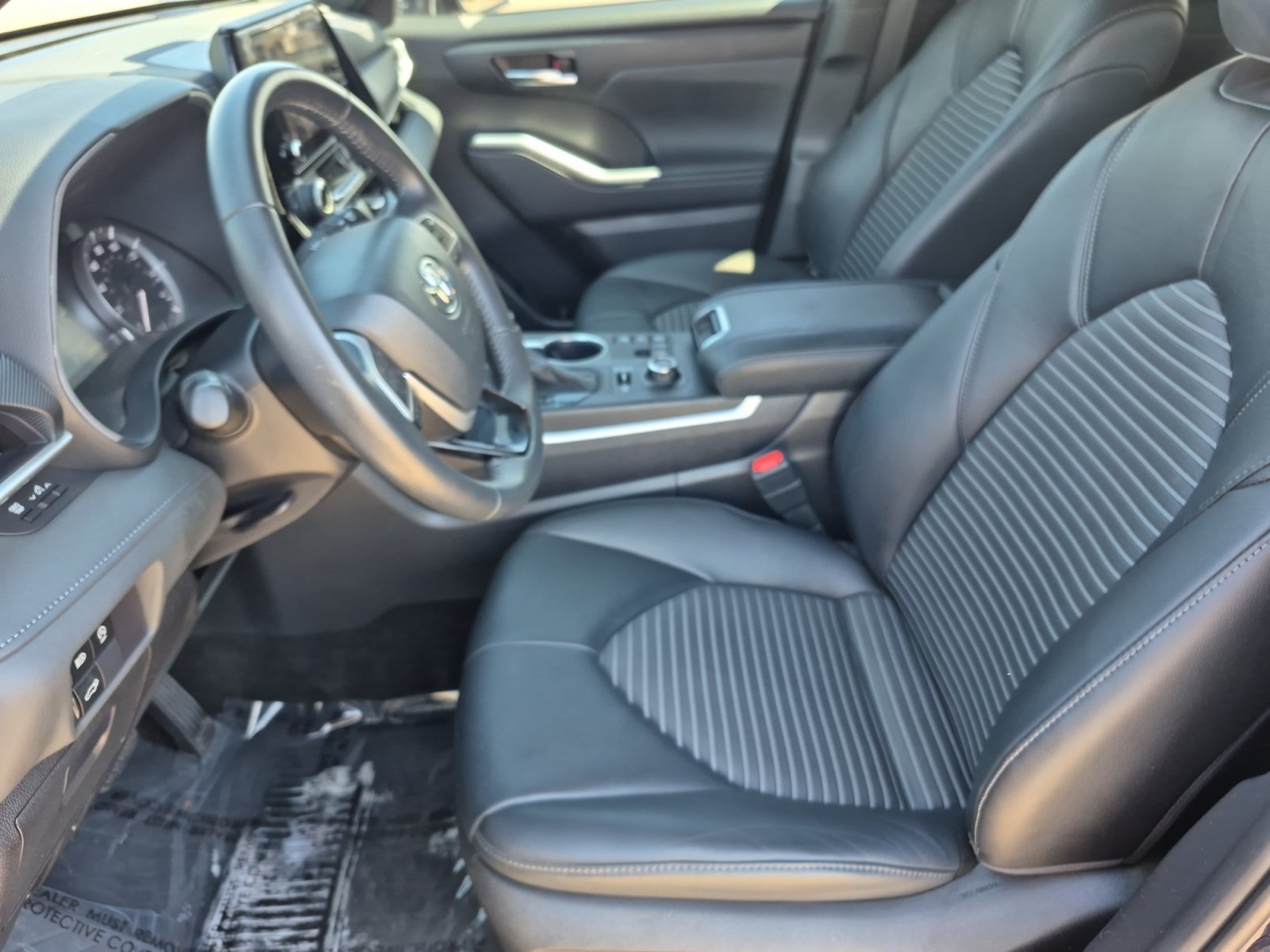 Used 2024 Toyota Highlander XSE AWD/4WD image 17