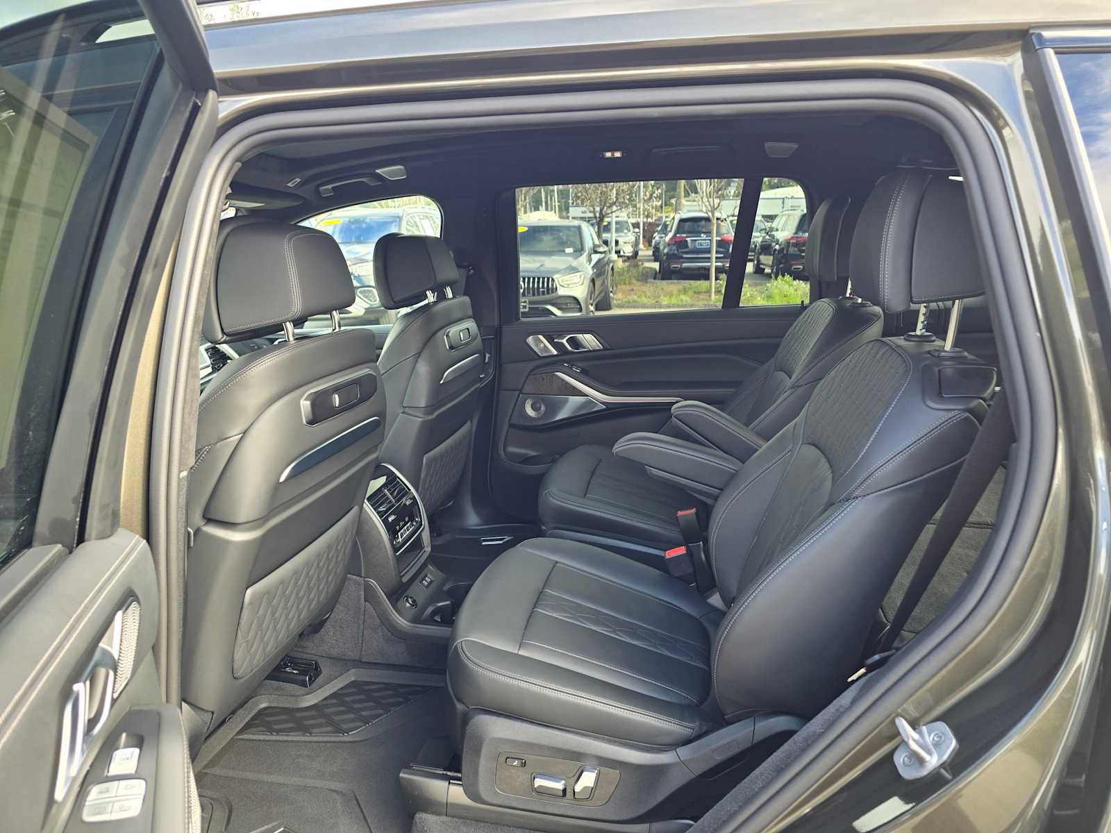 Used 2025 BMW X7 M60i w/ Executive Package image 18