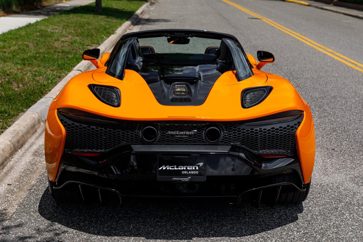 Used 2025 McLaren Artura Spider RWD image 12