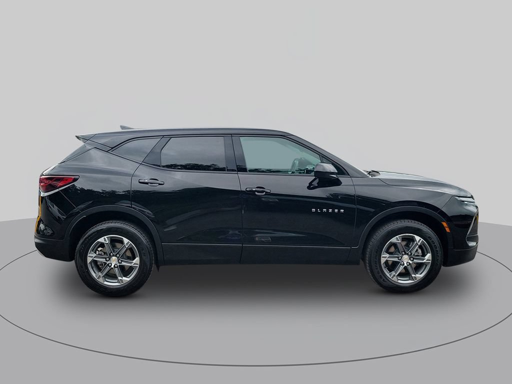 Used 2025 Chevrolet Blazer LT FWD image 2