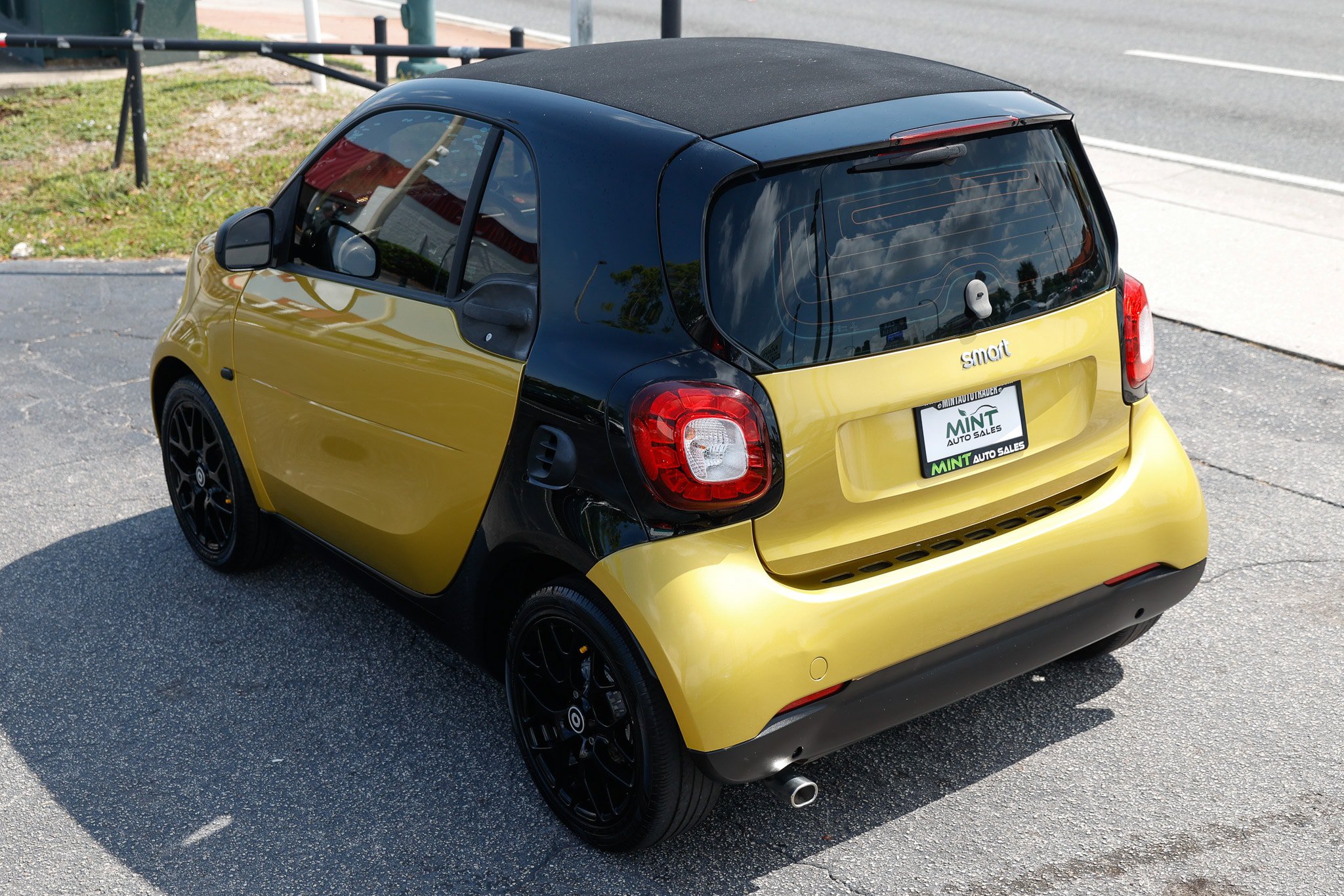 Used 2017 smart fortwo Proxy RWD image 8