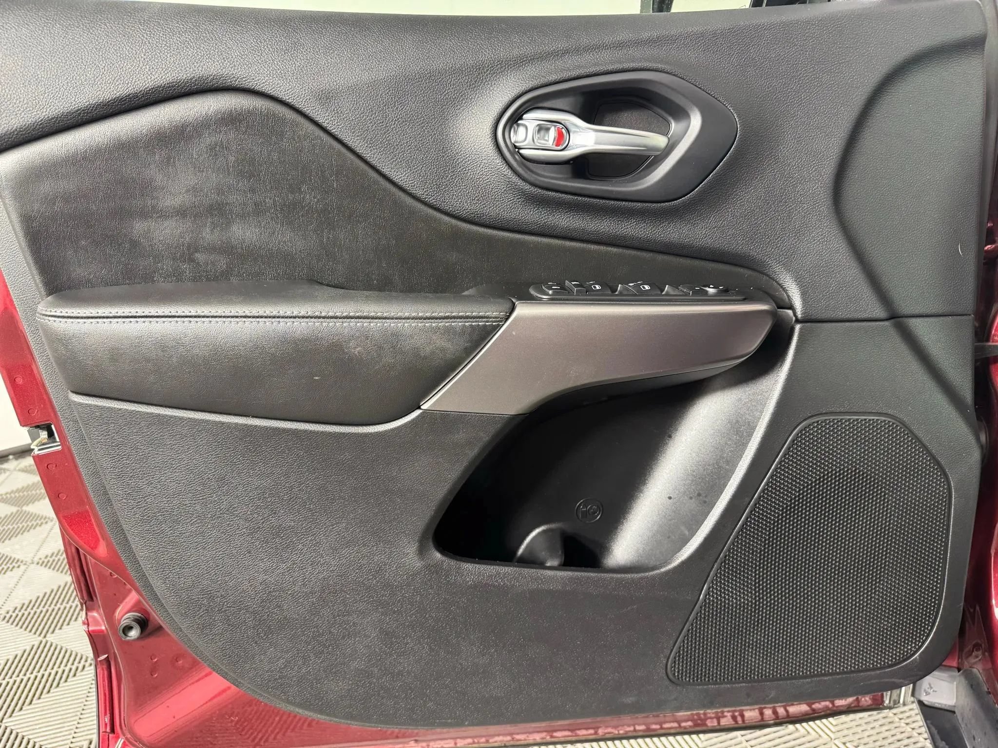 Used 2019 Jeep Cherokee Latitude w/ Popular Appearance Group FWD image 35