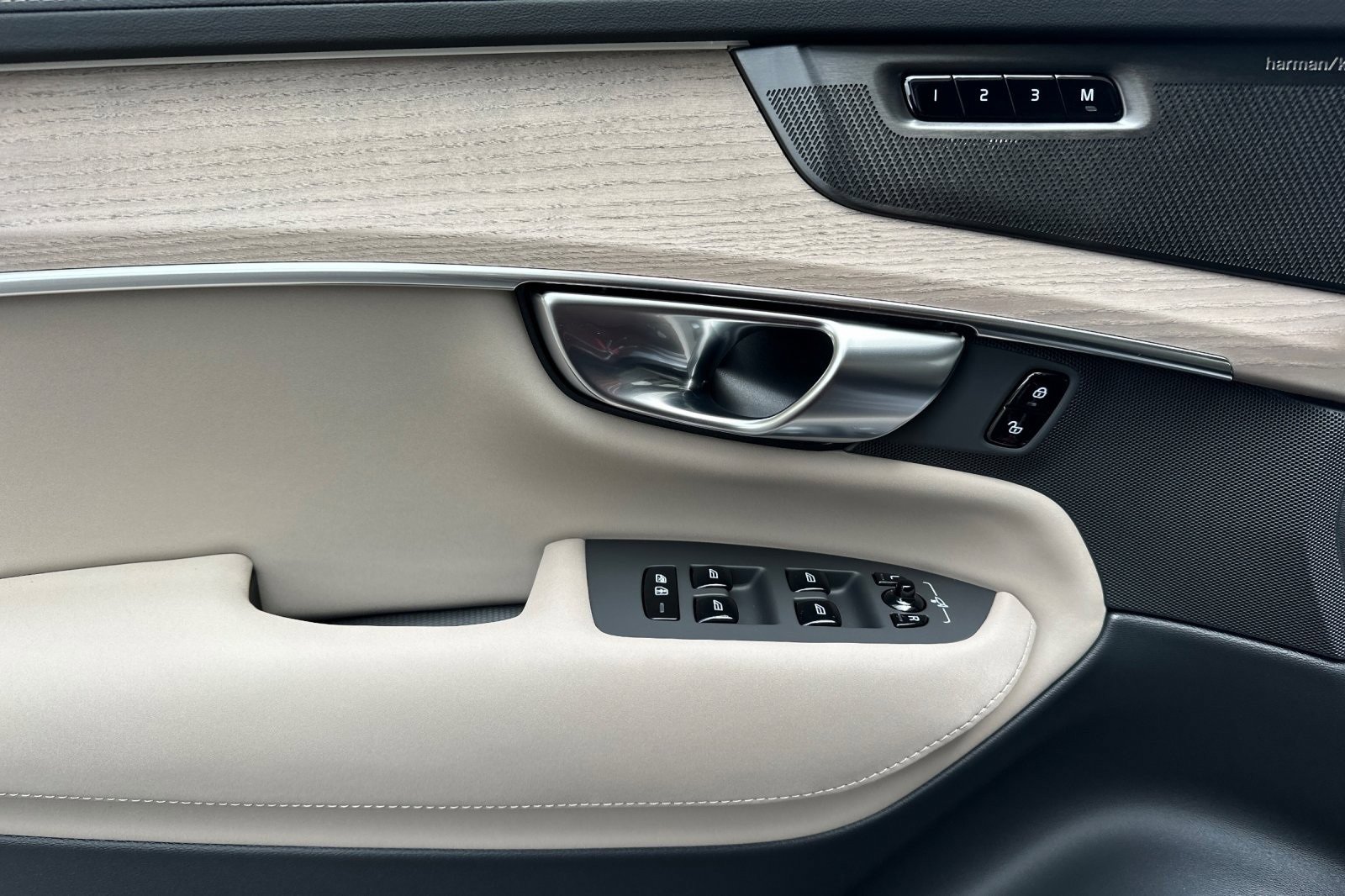 New 2026 Volvo XC90 B6 Plus w/ Protection Package Premier image 14