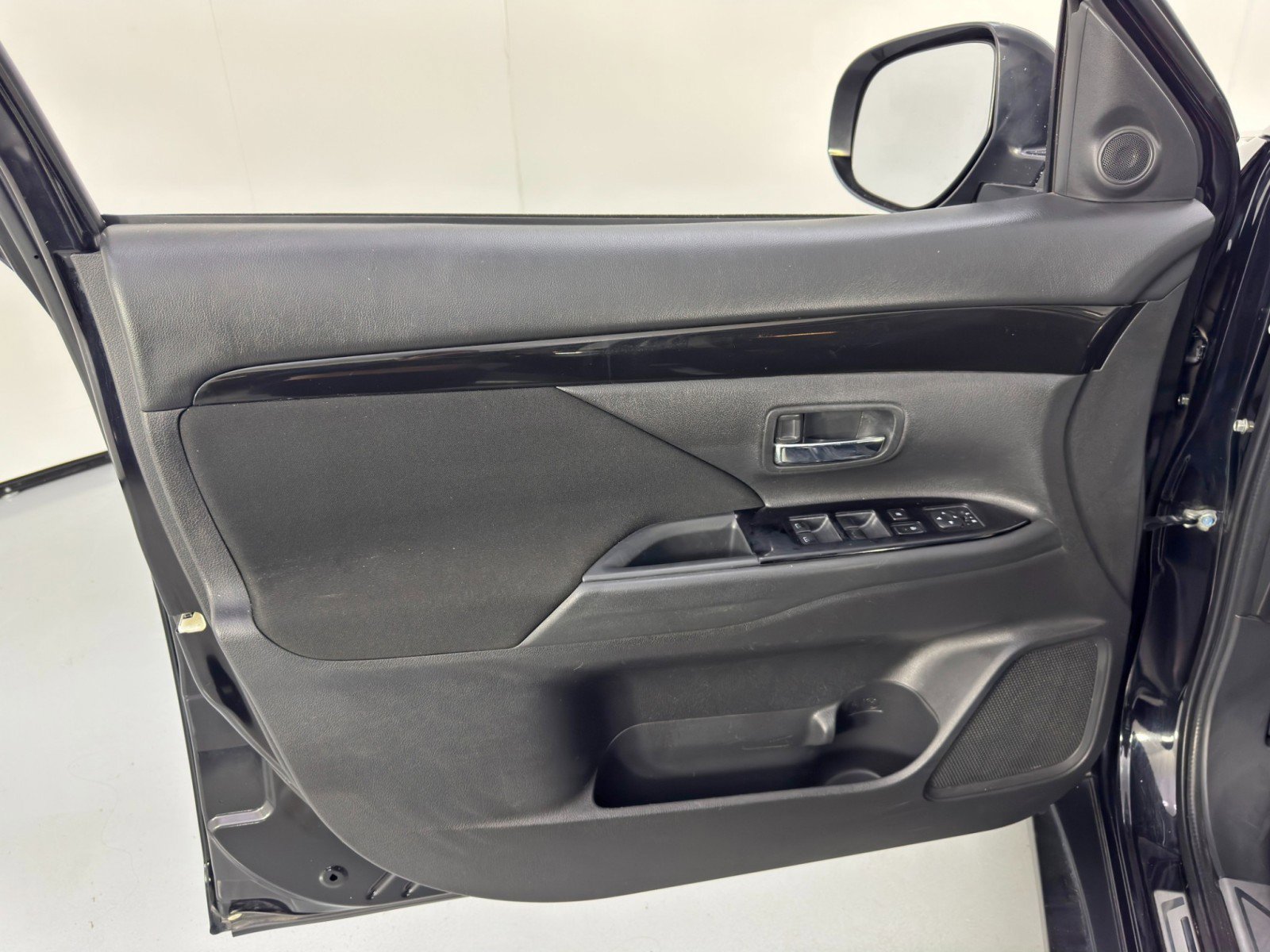 Used 2017 Mitsubishi Outlander SE image 36