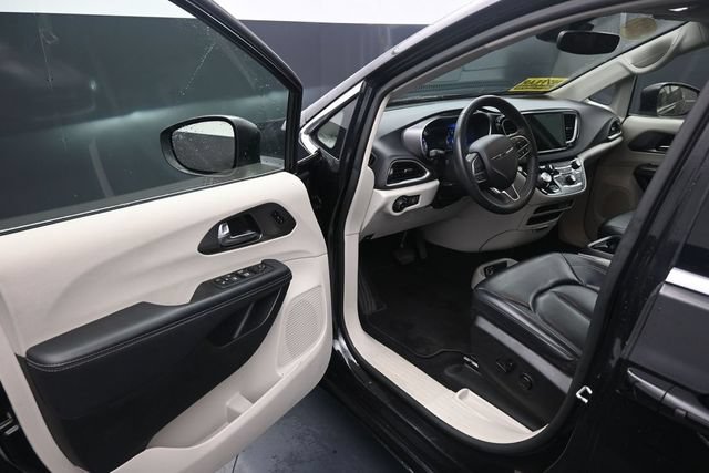 Used 2023 Chrysler Pacifica Touring-L FWD image 11