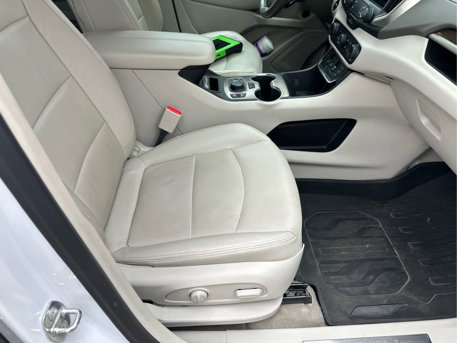 Used 2020 GMC Terrain Denali w/ Denali Premium Package AWD/4WD image 8