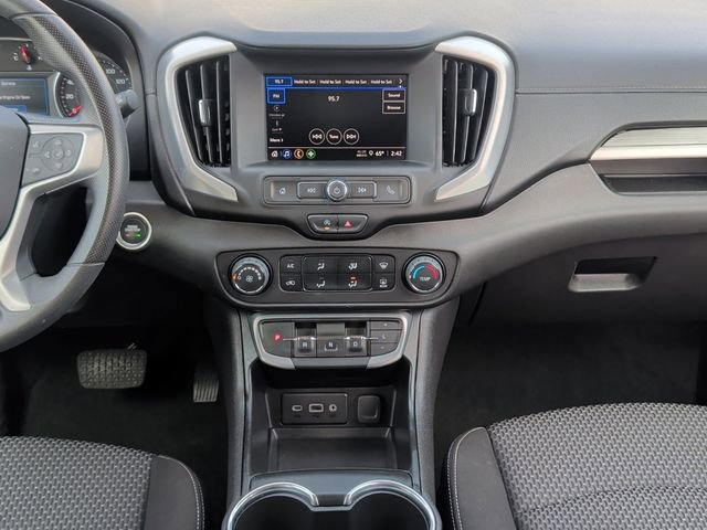 Used 2024 GMC Terrain SLE image 3