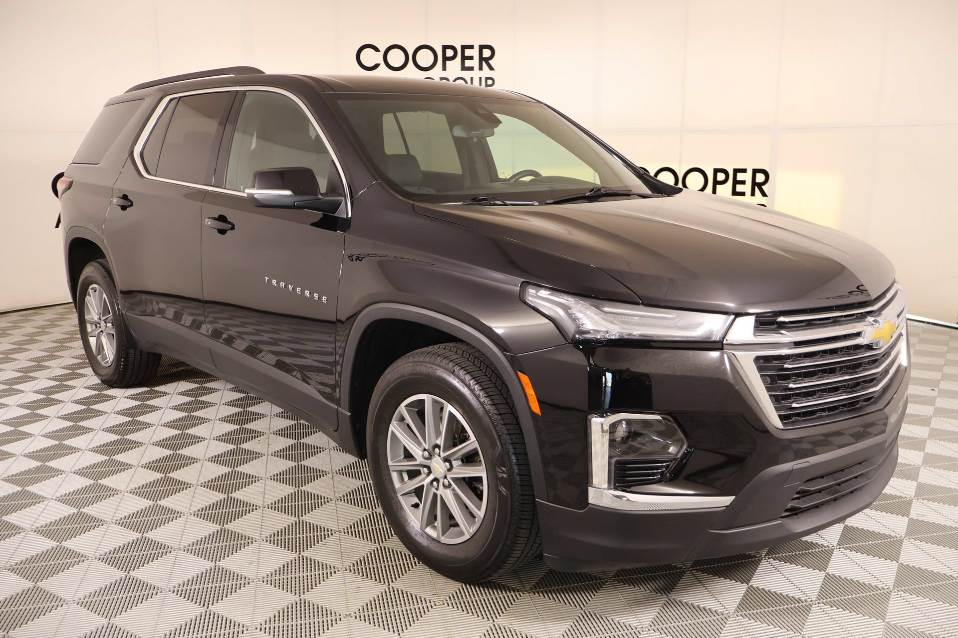Used 2023 Chevrolet Traverse LT