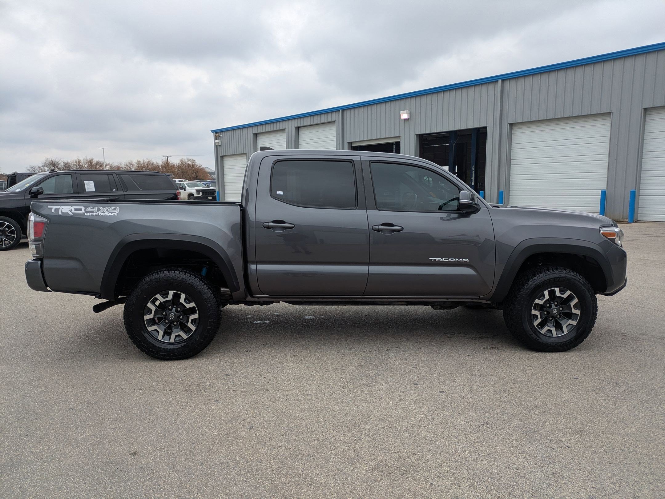 Used 2021 Toyota Tacoma TRD Off-Road image 2