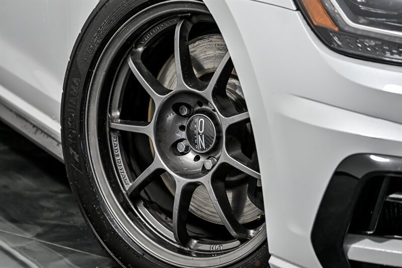 Used 2019 Volkswagen Golf R 4-Door AWD/4WD image 4