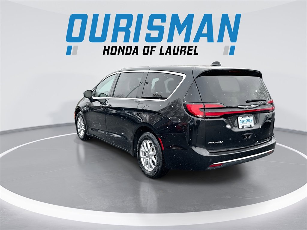 Used 2023 Chrysler Pacifica Touring-L image 6