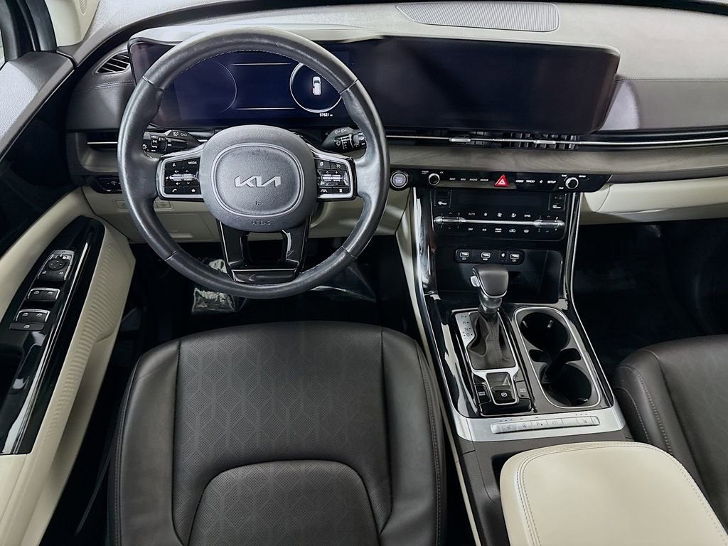 Used 2022 Kia Carnival EX image 3