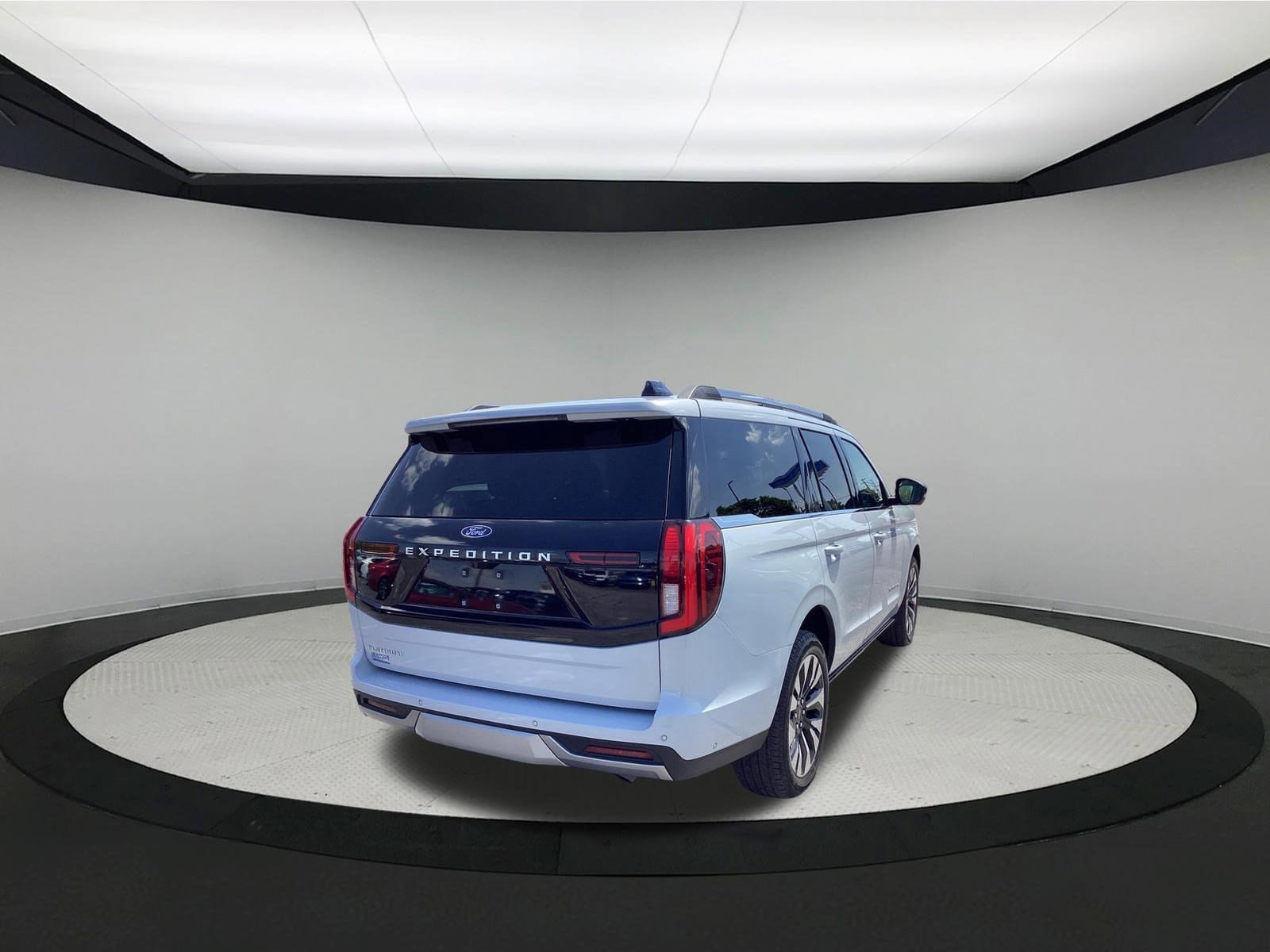 Used 2025 Ford Expedition Platinum w/ Driver's Package AWD/4WD image 8