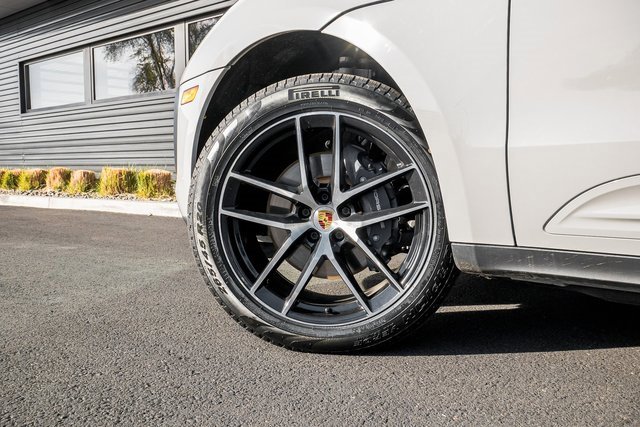 Used 2022 Porsche Macan w/ Premium Package Plus image 8