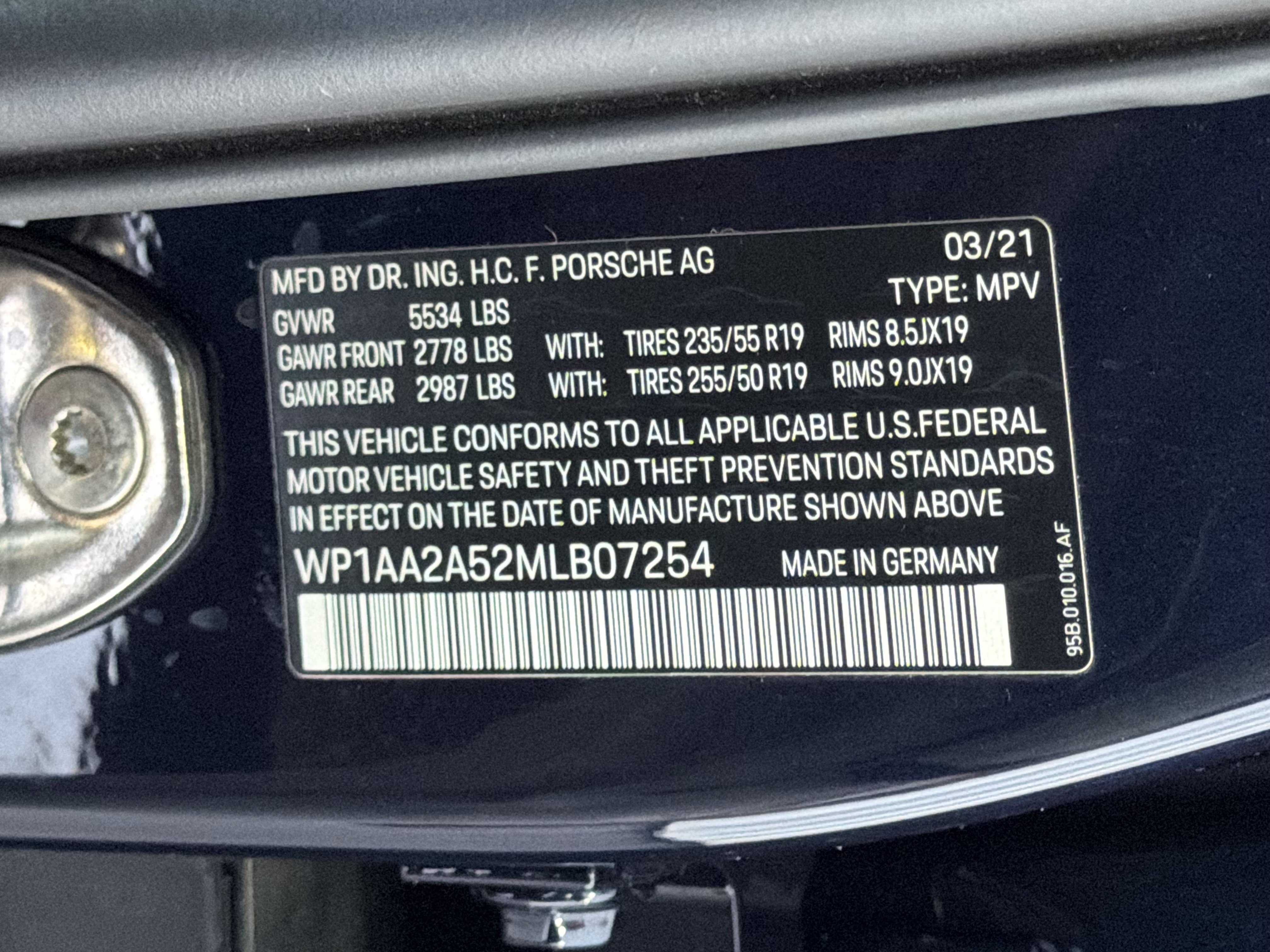 Certified 2021 Porsche Macan AWD/4WD image 27