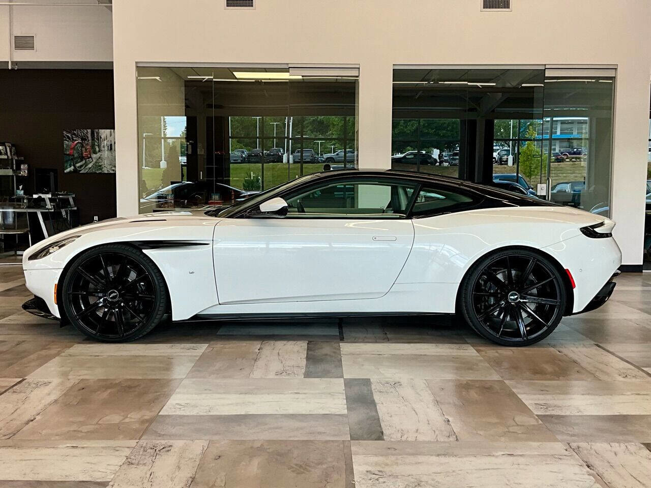Used 2018 Aston Martin DB11 V12 image 15