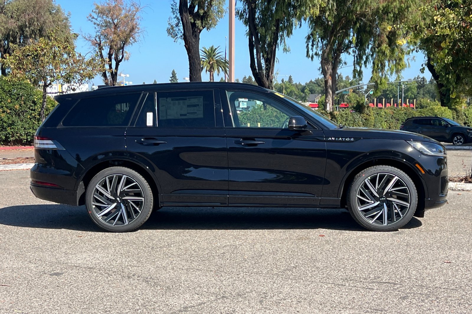 New 2026 Lincoln Aviator Black Label w/ Jet Appearance Package AWD/4WD image 3