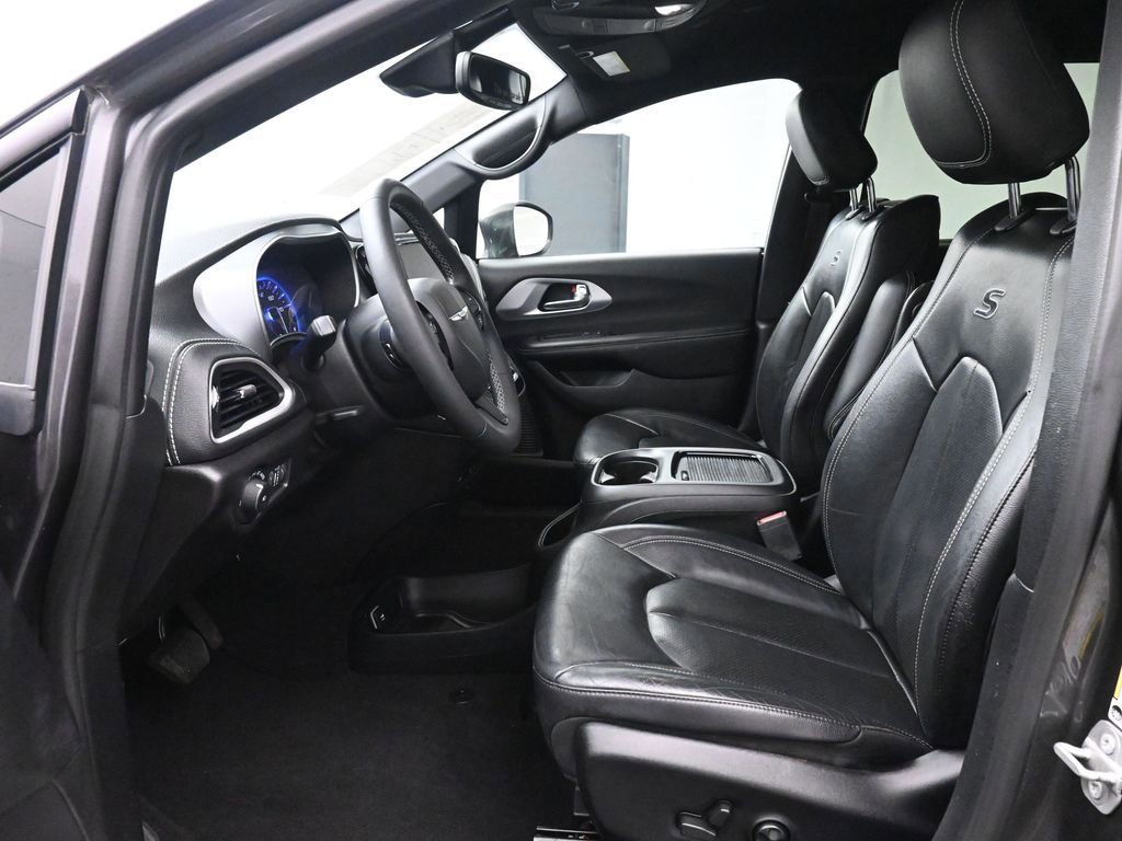 Used 2022 Chrysler Pacifica Touring-L w/ Uconnect Theater Family Group image 15